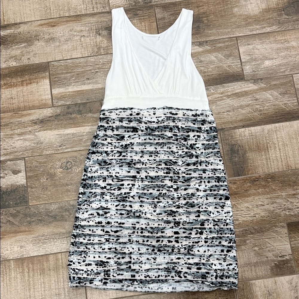 🧨4/$20🧨 Elegant White and Black Patterned Dress